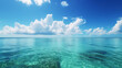 Ein Südsee Traum am Meer fotografiert mit Wolken im Hintergrund hellblaues Wasser glasklar für Urlaubsstimmung