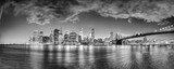 Fototapeta Most - New York City night lights. Lower Manhattan and Brooklyn Bridge panorama from Brooklyn Bridge Park