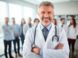 Krankenhaus, lächelnder Arzt mit seinen Mitarbeitern im Hintergrund, Medizin und Beruf Konzept
