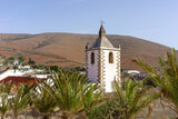 Fototapeta Krajobraz - Glockenturm der Kathedrale Santa María de Betancuria in Betancuria auf der Insel Fuerteventua, Kanarische Inseln