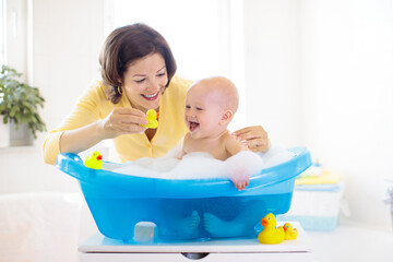 Canvas Print - Mother and baby in bath