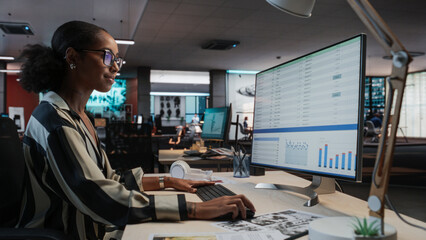 Aufkleber - African Female Manager Using Desktop Computer With Analytics Software wth Financial Reports. Woman Working In Game Development Company Diverse Office