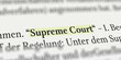 Das Wort Supreme Court im Buch mit Textmarker markiert