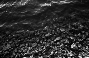 Canvas Print - Sunlight reflecting off rocks in pond water