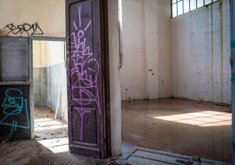 Canvas Print - old abandoned building