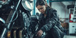 Zweiradmechatronikerin repariert ein Motorrad in der Werkstatt