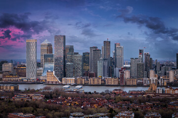 Wall Mural - Panoramic view of the financial district Canary W´harf and the Docklands in London during dusk time