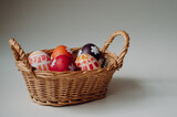 Fototapeta Tęcza - Panier de Pâques avec des œufs sur fond blanc