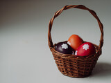 Fototapeta Tęcza - Cesto di Pasqua con uova su sfondo bianco
