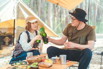 Sticker - キャンプ場でお酒を飲む夫婦・カップルキャンパー（ビール・キャンプ飯・ご飯）
