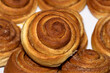 Pyszne zawijane ślimaczki z ciasta drożdżowego w formie bułeczek z cynamonem cejlońskim