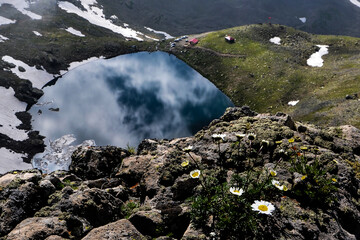 Poster - Beautiful mountain lake reflecting the cloudy sky