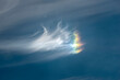 Spektrum einer Nebensonne am Himmel innerhalb der Eiskristalle einer kleinen Höhen- oder Cirruswolke