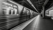 Anfahrende U-Bahn am Gleis, schwarz-weiß Aufnahme, Langzeitbelichtung
