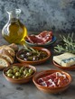 Kleine Auswahl an spanischen Tapas mit Oliven, Schinken, Käse und Brot dekorativ in Szene gesetzt