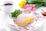 Fototapeta Tulipany - お皿の上の春のパンケーキ