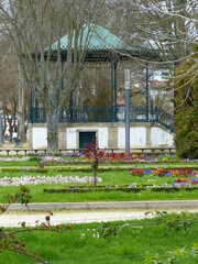 Canvas Print - kiosque à musique dans un jardin