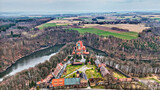 Fototapeta Do pokoju - Zamek Czocha nad brzegiem rzeki, klejnot architektury dolnośląskiej w Polsce