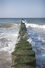 Wellenbrecher an der Ostsee - Fokus auf das brechende Wasser