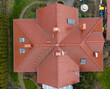 Dach nowego, współczesnego budynku wielorodzinnego z panelami słonecznymi, fotowoltaiczne, widok z lotu ptaka.