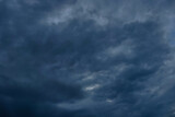 Fototapeta Niebo - Niebo pokryte ciemnymi, pofałdowanymi chmurami zapowiadającymi opady deszczu.