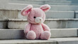 © jeepbabes - teddy, hase, sitzt, auf, treppe, süss, rosa, neu, urbano, copy space, close up, hintergrund, stofftier, pastel, sitzend, plüsch