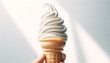 シンプルな白い背景に美味しそうなバニラのソフトクリーム