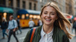 Glückliche junge Frau lächelt auf belebter Straße in der Stadt