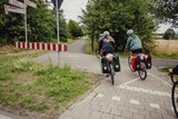 Fototapeta Sawanna - Familie radelt während einer Radreise durch das Münsterland auf dem Radschnellweg Radbahn zwischen Coesfeld und Rheine, Kreis Coesfeld, Baumberge