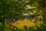 Fototapeta Sypialnia - 公園で遊ぶ子供たち