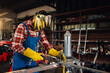 © Zamrznuti tonovi - Young welder making a metal structure while wearing safety equipment.
