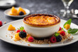 Crème Brûlée mit frischen Beeren und Nusscrumble – Elegantes Dessert Erlebnis