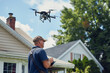 professionnel du bâtiment, de la rénovation, métier de l'assurance, homme utilisant un drone et son portable ou smartphone pour vérifier l'état de la toiture au dessus d'une maison à vendre ou réparer
