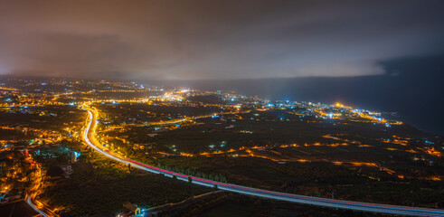 Wall Mural - Orotavatal und Puerto de la Cruz bei Nacht