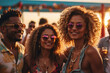 Freude und Freundschaft: Lachende Gruppe genießt sommerliche Strandparty