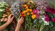 Eine Floristin bei der Arbeit. Das binden von Blumensträußen 