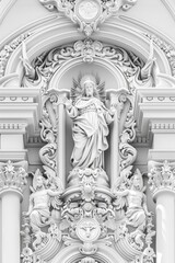 Poster - A black and white photo of a statue on a building. Suitable for architectural projects