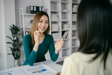 Poster - Two women are talking in a room with a lot of bookshelves