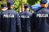 Fototapeta Mosty linowy / wiszący - Ślubowanie policjantów w niebieskich mundurach. 