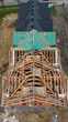 Drewniane więdźby dachowe, dom zbudowane z belek konstrukcyjnych z drewna, widok z lotu ptaka.