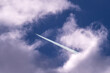 Flugzeug zwischen Wolken