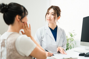 Wall Mural - 美容外科のカウンセリング・医師の診察を受ける女性・診療・問診・相談（美容整形・皮膚科・スキンケア）
