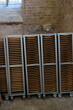 FU 2022-07-28 EckSchleswig 227 Im Kasten sind gestapelte Stühle
