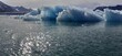iceberg du Spitzberg. glace bleutée, sérénité, dépaysement, voyage 