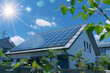 Maison moderne équipée de nombreux panneaux solaires photovoltaique