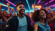 Ausgelassene Tanzparty: Fröhliche Menschen im Club unter bunten Lichtern