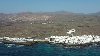 Canvas Print - survol du village de Punta Mujeres sur l'île de Lanzarote aux canaries et piscines naturelles