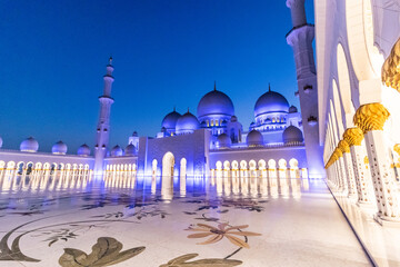 Wall Mural - Courtyard of Sheikh Zayed Grand Mosque in Abu Dhabi, United Arab Emirates.