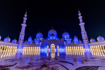 Wall Mural - Night view of the courtyard of Sheikh Zayed Grand Mosque in Abu Dhabi, United Arab Emirates.