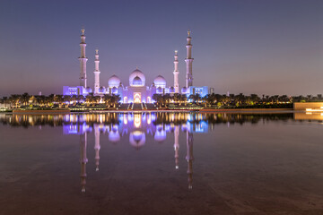 Wall Mural - Night view of Sheikh Zayed Grand Mosque in Abu Dhabi, United Arab Emirates.